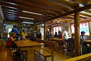 91 Rif. Alpe Corte, giorno feriale, bar affollato